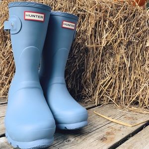 Size US 5 Hunter rain boots (calf height).